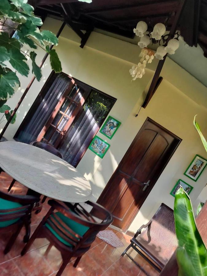 Villa Layang Bulan A Homey Guesthouse For Men Near The Beach In North Kuta Denpasar Exteriör bild